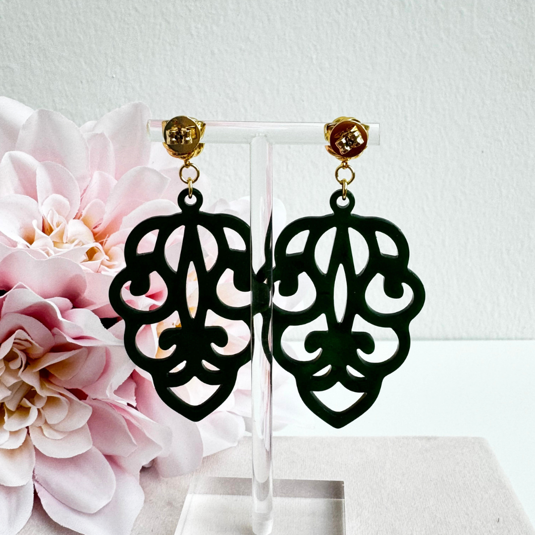 Knotted Leaf Olive mit elegantem Blatt-Anhänger von Pizzicato
