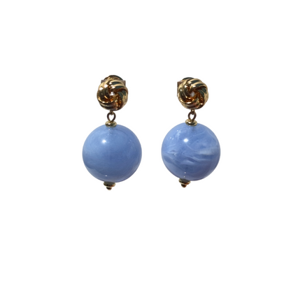 Knotted Statement Ohrringe in Sky Cloud mit großer Resin-Kugel