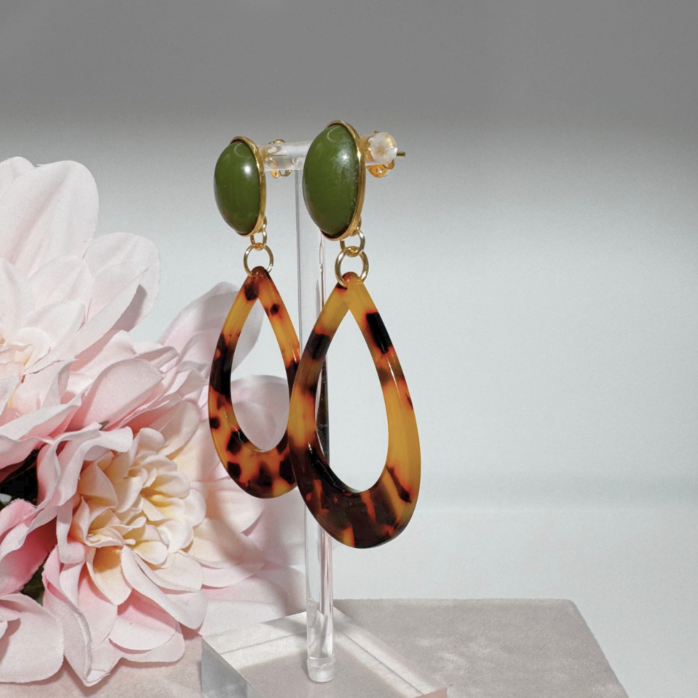 Leo Hoop Olive mit offener Tropfenform in Leo-Optik von Pizzicato
