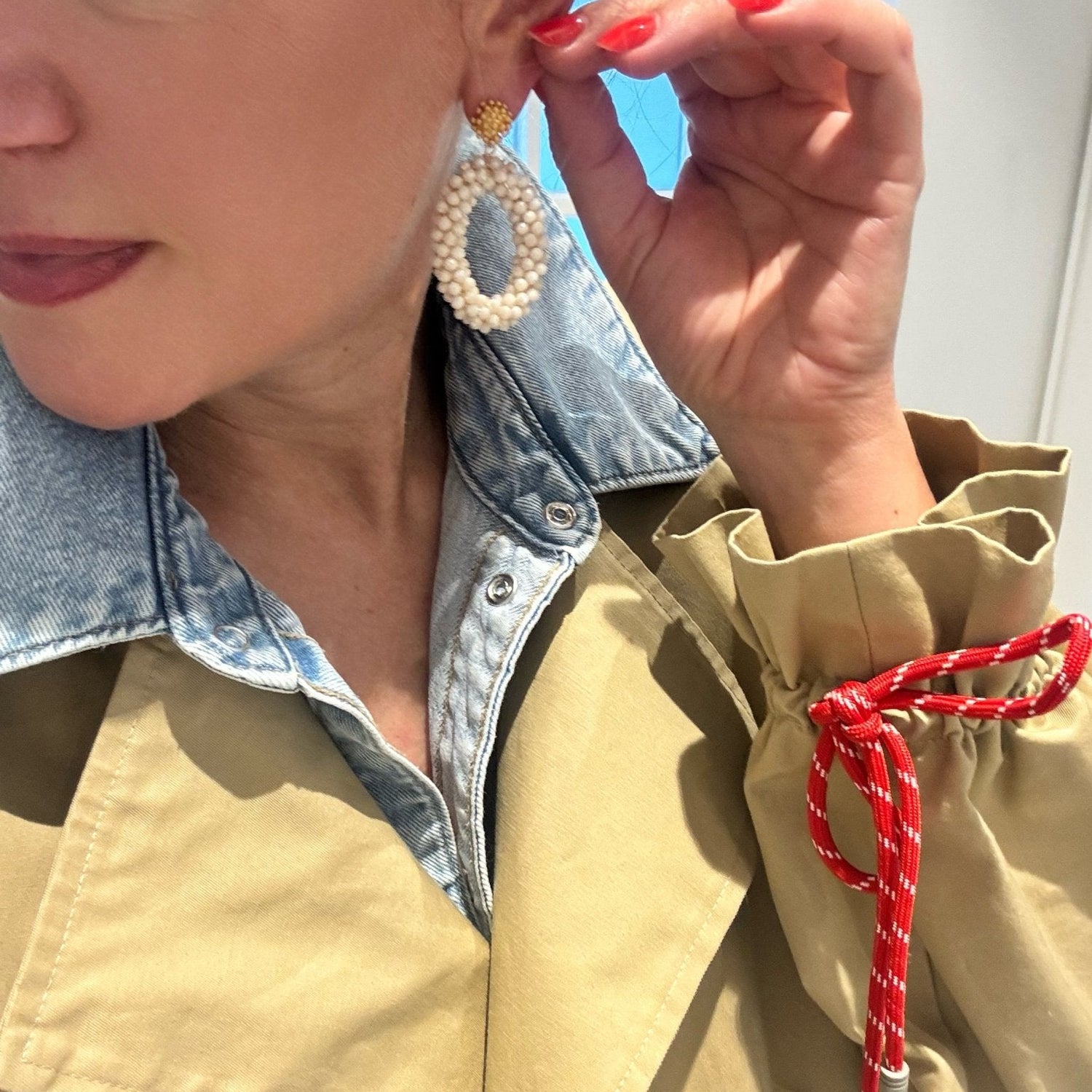 Bloom Oval Vanilla White Ohrringe mit goldfarbenem Blütenstecker und facettierten Perlen in warmem Vanilleweiß zu Trenchcoat Outfit