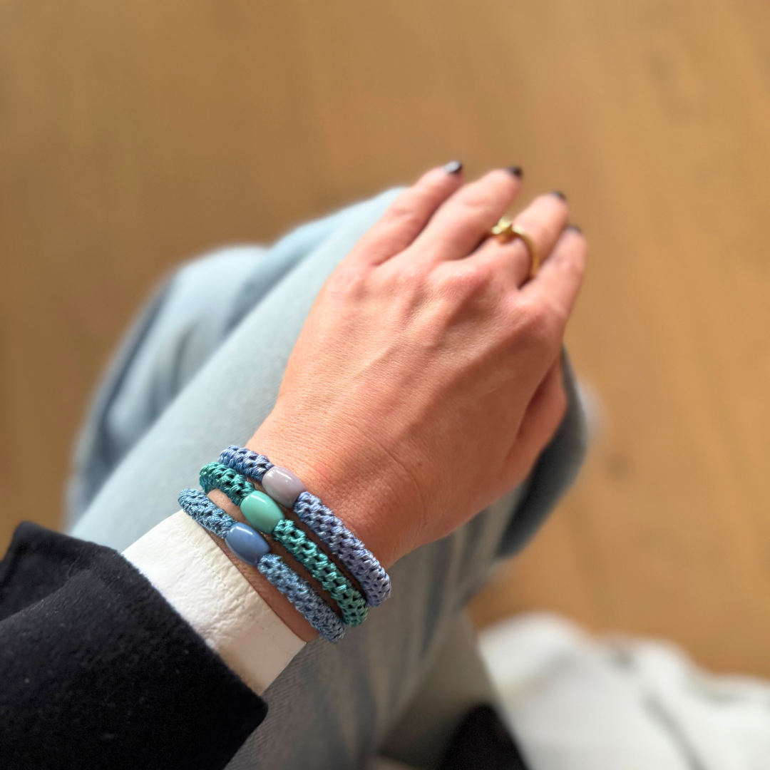 3er Set geflochtene Haargummis Jeansblau Petrol Jeansblau glitzernd am Handgelenk getragen als Armbänder