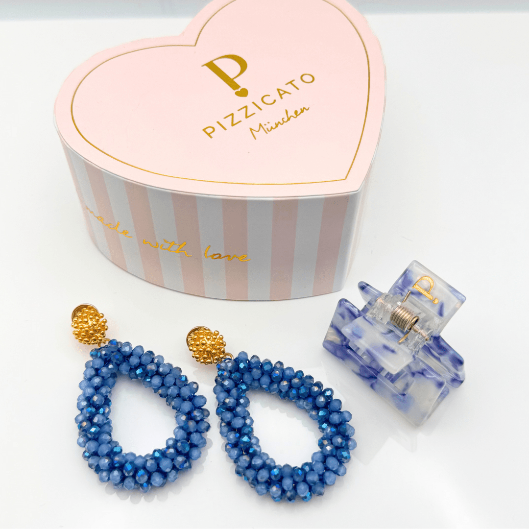 Pizzicato Herzgeschenkbox mit BLOOM Seablue Ohrringen und Mini Minimalist Sky Haarspange