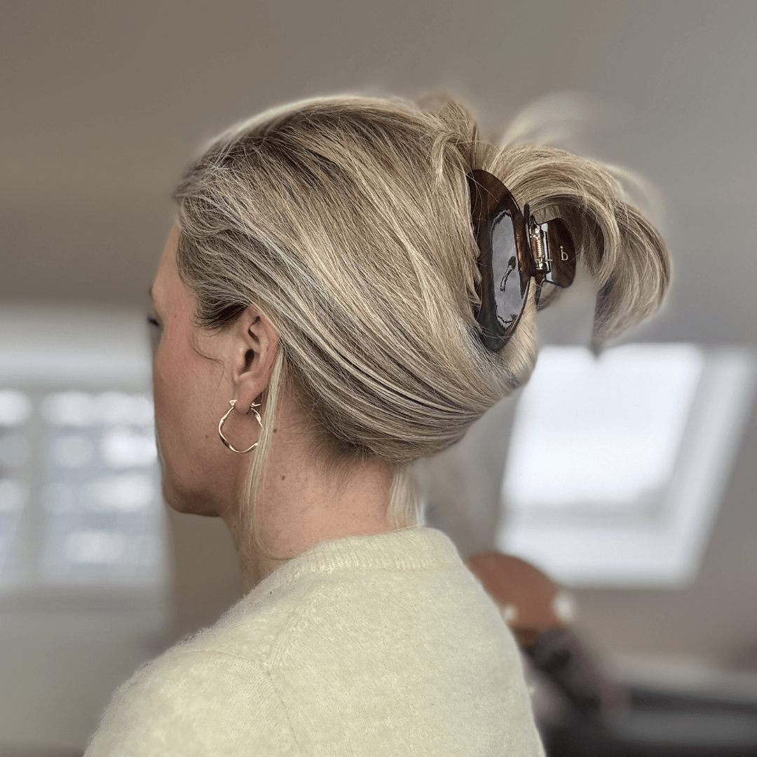 Pizzicato Darling Haarklammer Chocolate – 10 cm Halbmond Haarspange aus dunkelbraunem Cellulose Acetat mit feiner Streifenstruktur