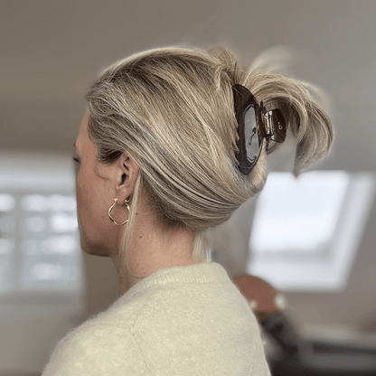 Pizzicato Darling Haarklammer Chocolate – 10 cm Halbmond Haarspange aus dunkelbraunem Cellulose Acetat mit feiner Streifenstruktur