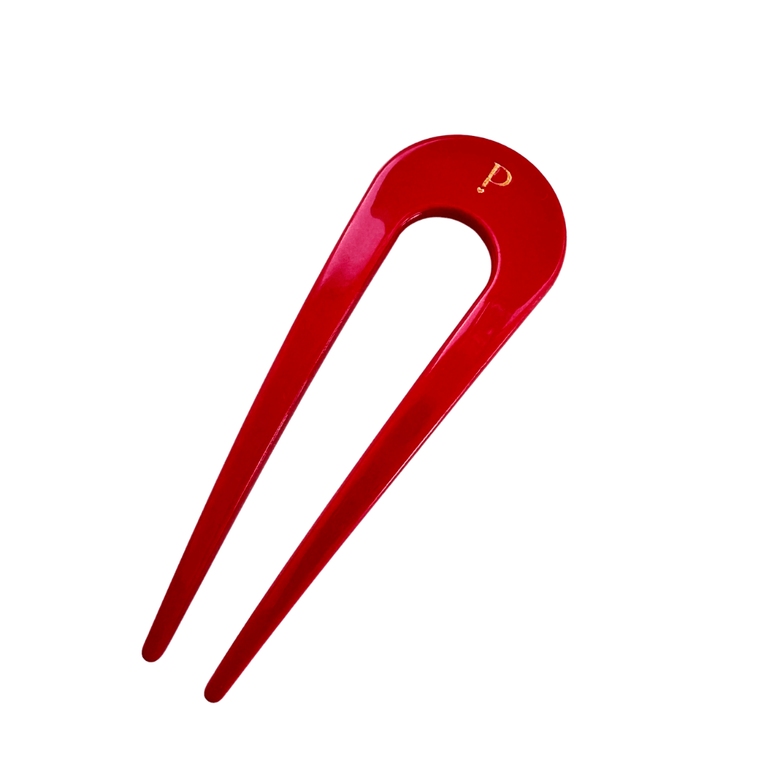 Eleganter Hairpin Cherry von Pizzicato in glänzendem Kirschrot mit goldener Logo-Gravur für Dutts und Hochsteckfrisuren.