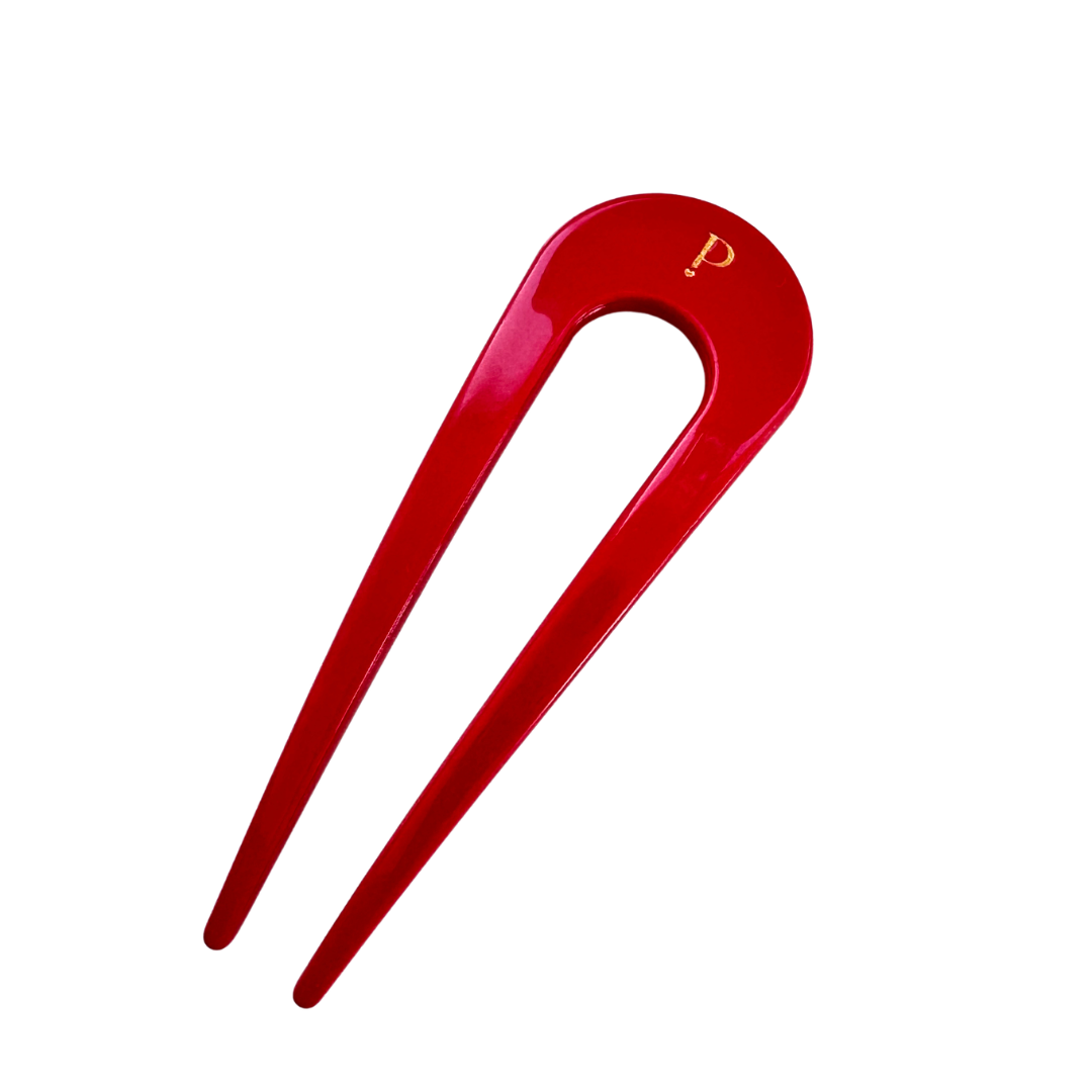 Eleganter Hairpin Cherry von Pizzicato in glänzendem Kirschrot mit goldener Logo-Gravur für Dutts und Hochsteckfrisuren.