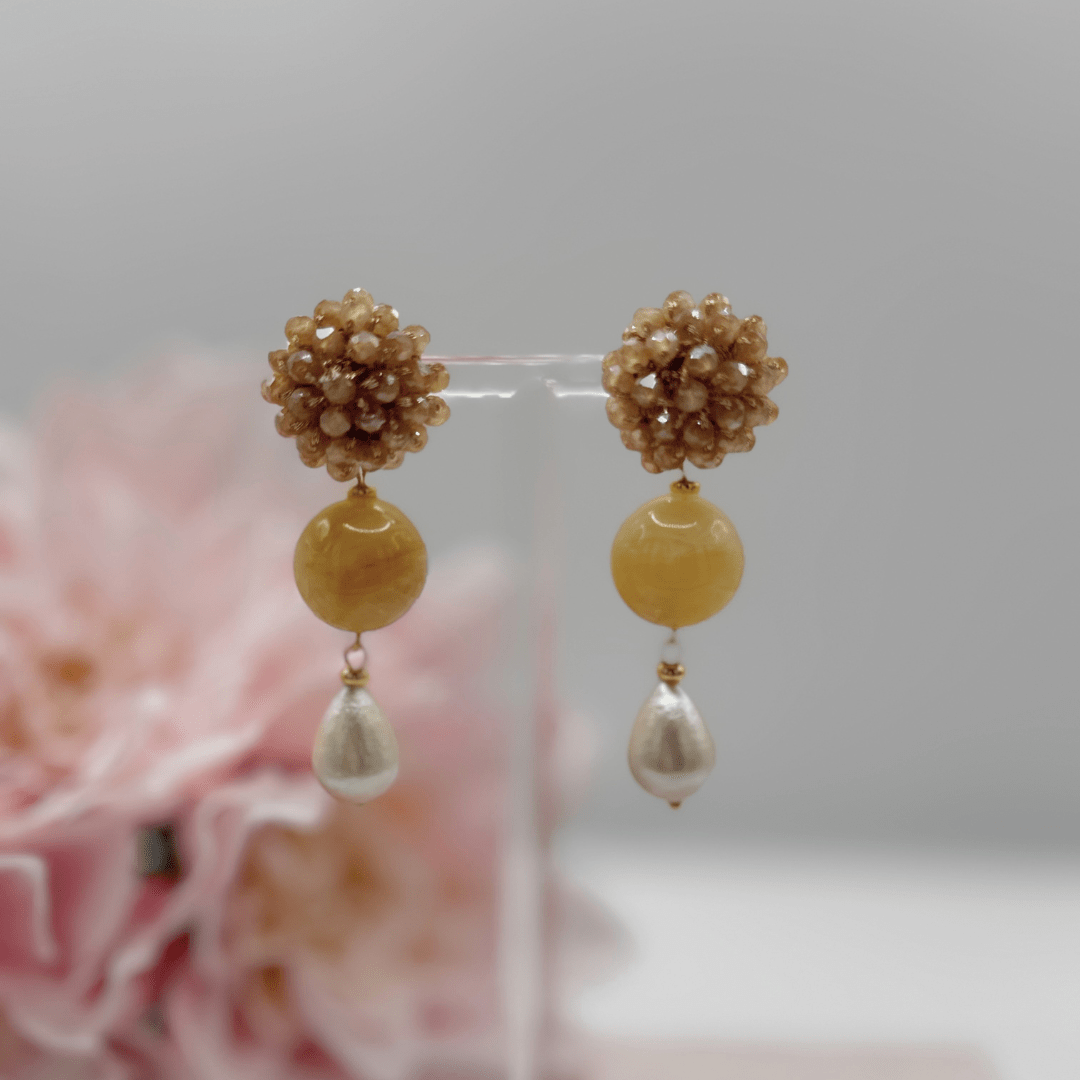 Statement Ohrringe mit Baumwollperle und Resin-Anhänger in Cashmere