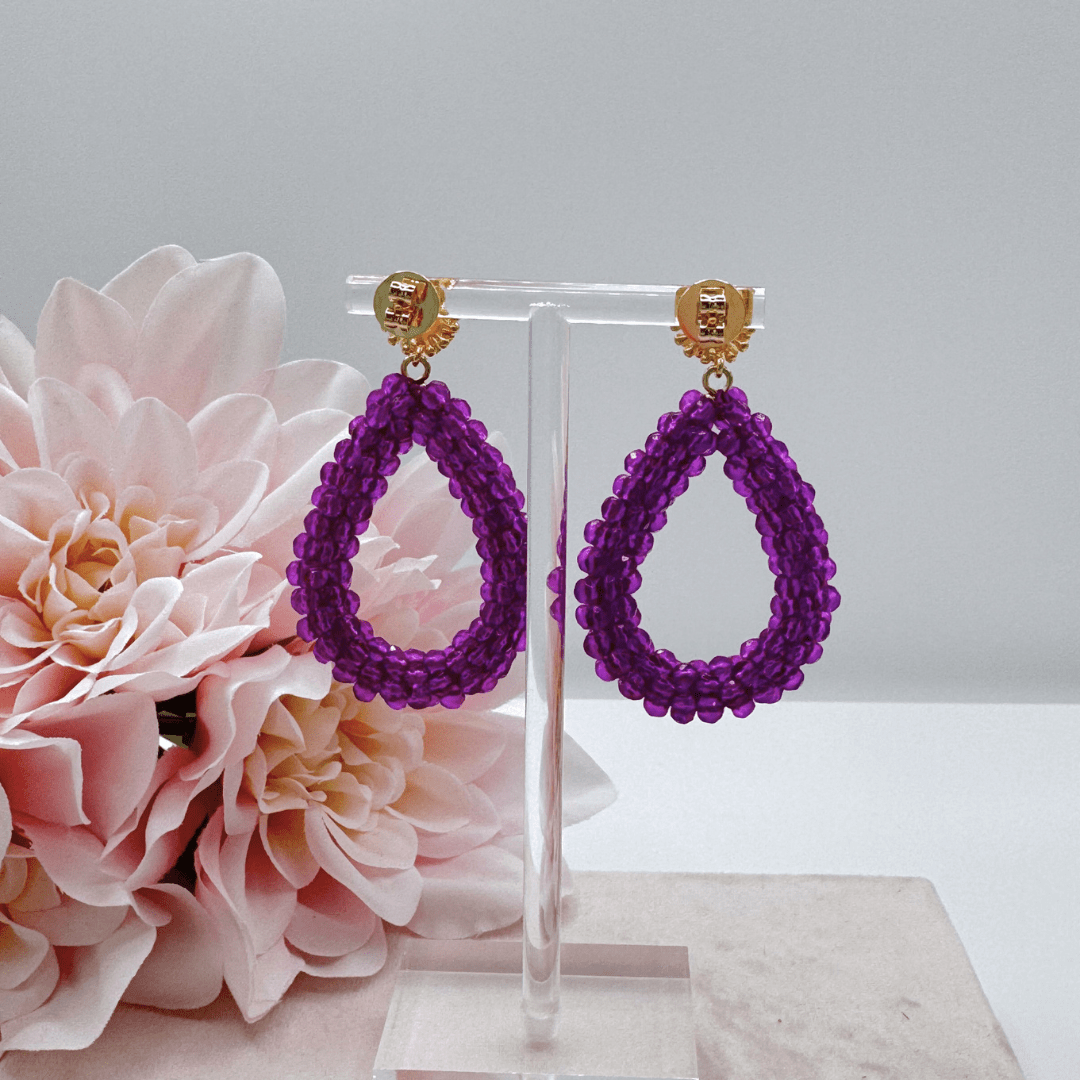 Pizzicato Ohrring Bloom mit Tropfenanhänger aus Glasperlen in Fuchsia