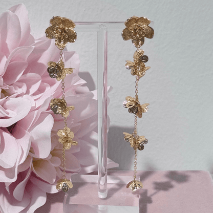 Blossom Cascade Statement Ohrringe mit vergoldetem Blütenstecker
