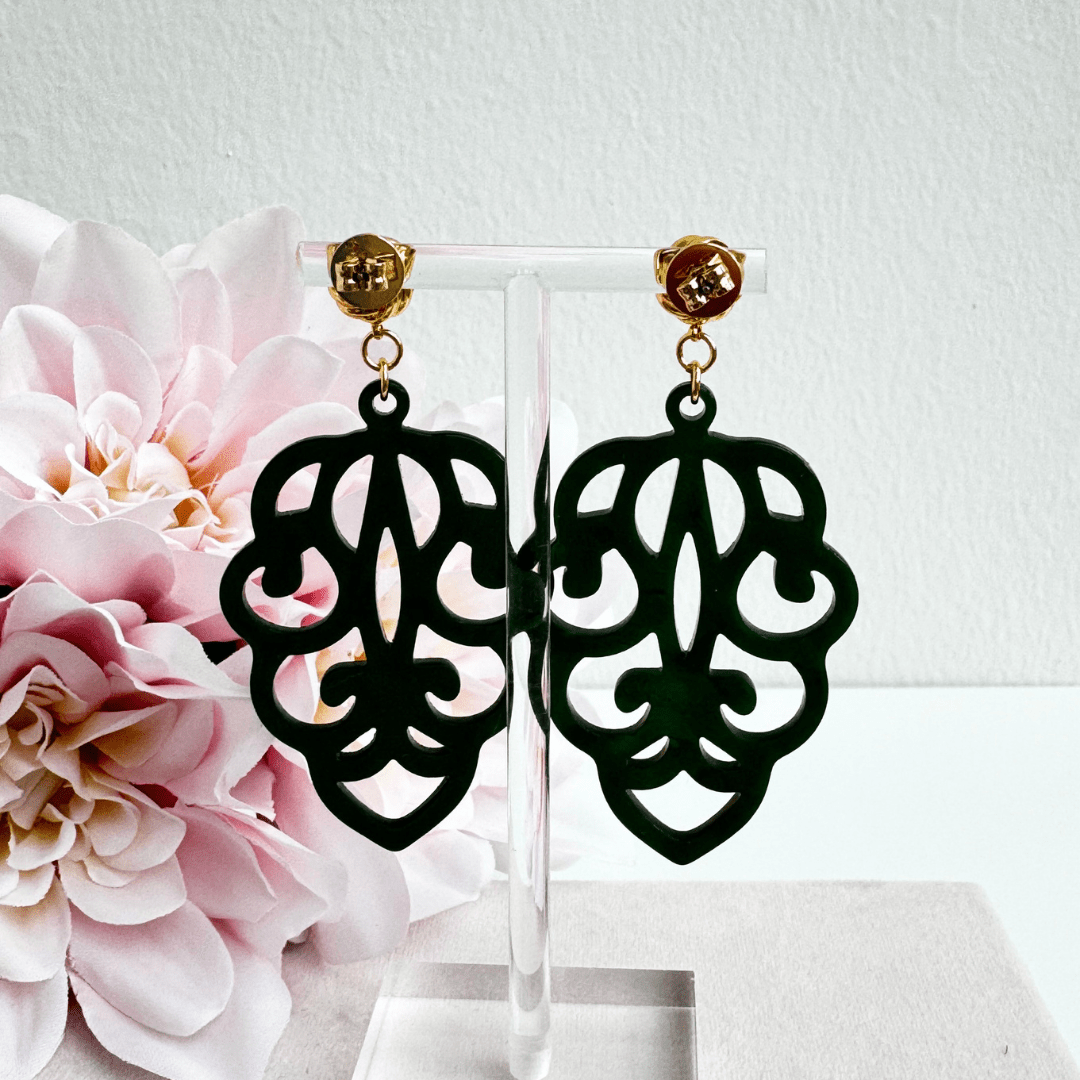 Knotted Leaf Olive mit elegantem Blatt-Anhänger von Pizzicato
