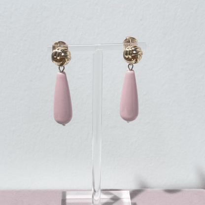Vergoldete Knotted Ohrringe in Blush Pearl