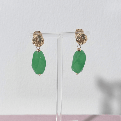 Knotenförmiger Stecker mit grünem Jade-Anhänger