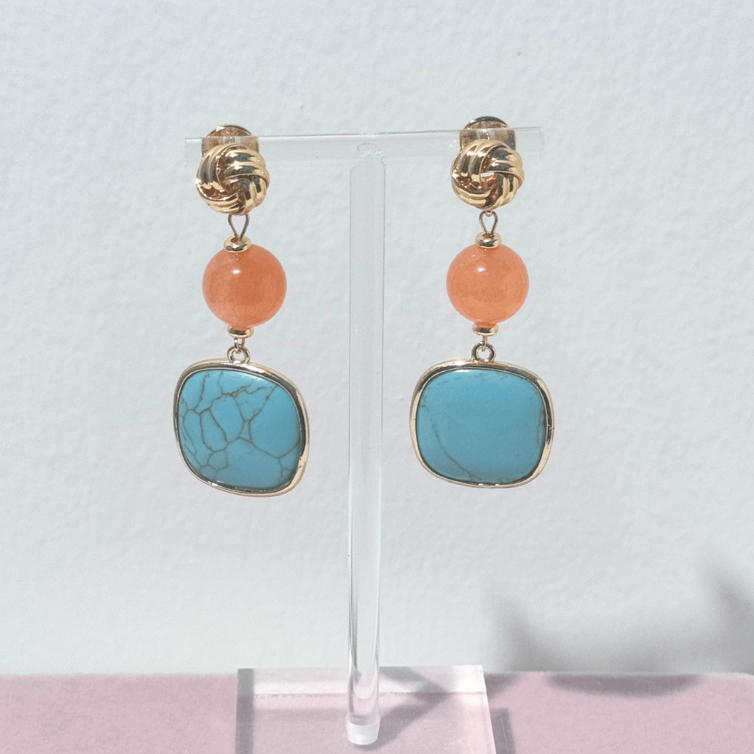 Lange Statement Ohrringe in Orange und Türkis mit vergoldetem Knotenstecker