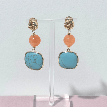 Lange Statement Ohrringe in Orange und Türkis mit vergoldetem Knotenstecker