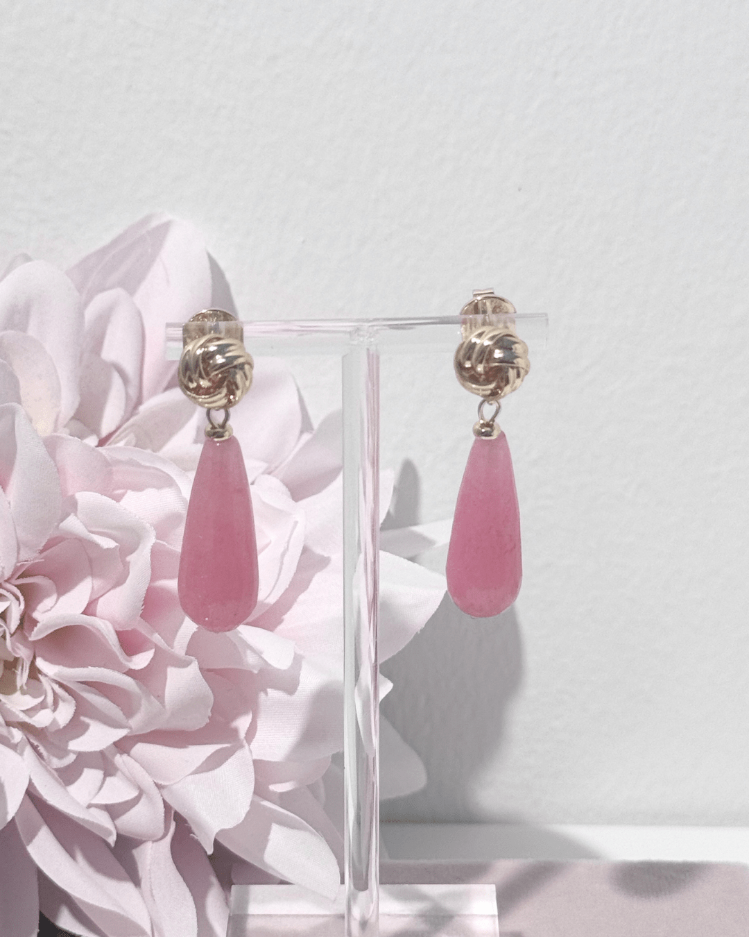 Vergoldete Knotted Ohrringe mit tropfenförmiger Jade in Peony Blush
