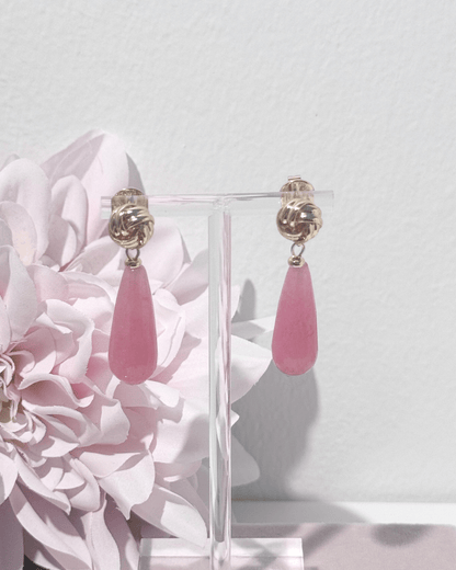 Vergoldete Knotted Ohrringe mit tropfenförmiger Jade in Peony Blush