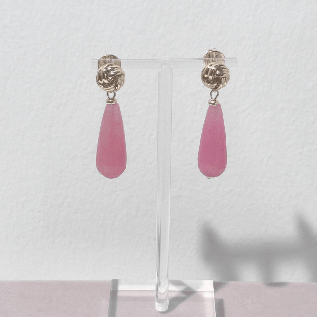 Vergoldete Knotted Ohrringe mit tropfenförmiger Jade in Peony Blush