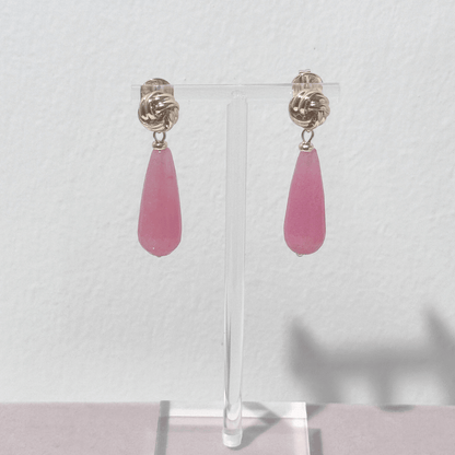 Vergoldete Knotted Ohrringe mit tropfenförmiger Jade in Peony Blush