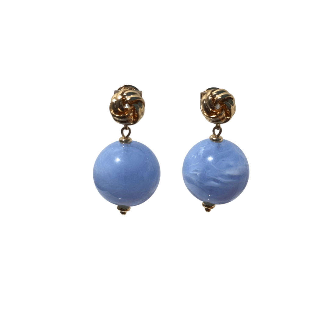 Knotted Statement Ohrringe in Sky Cloud mit großer Resin-Kugel