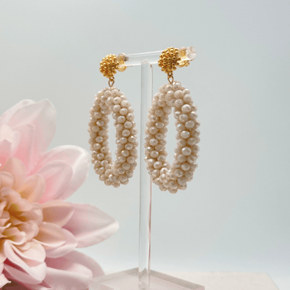 Statement Ohrringe Bloom Oval in Vanilla White und Gold
