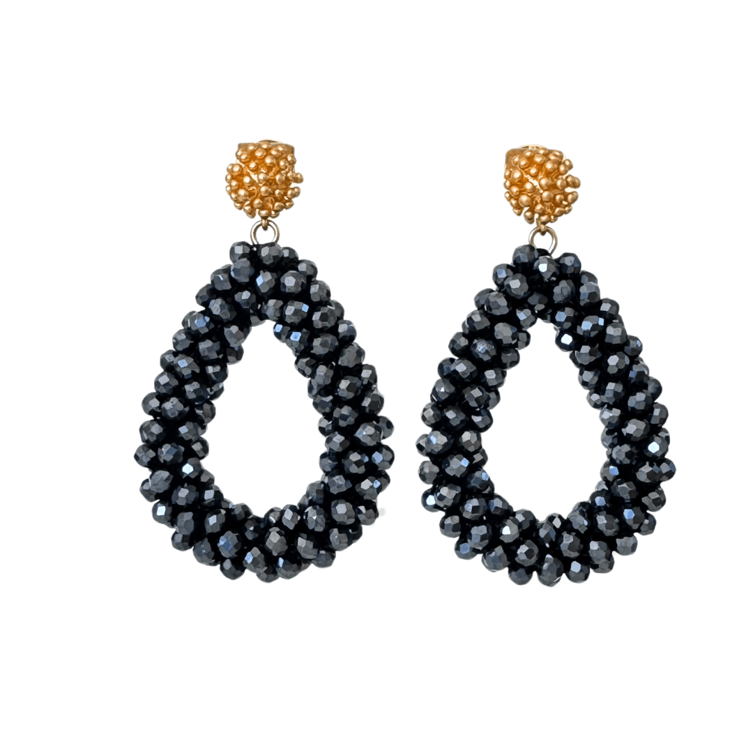 Bloom Midnight Blue Stecker-Ohrringe mit goldfarbenem Blütenstecker und ovalem Anhänger aus facettierten Glasperlen in dunklem Mitternachtsblau.