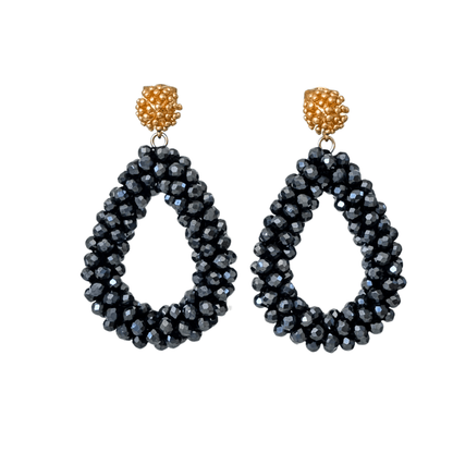 Bloom Midnight Blue Stecker-Ohrringe mit goldfarbenem Blütenstecker und ovalem Anhänger aus facettierten Glasperlen in dunklem Mitternachtsblau.