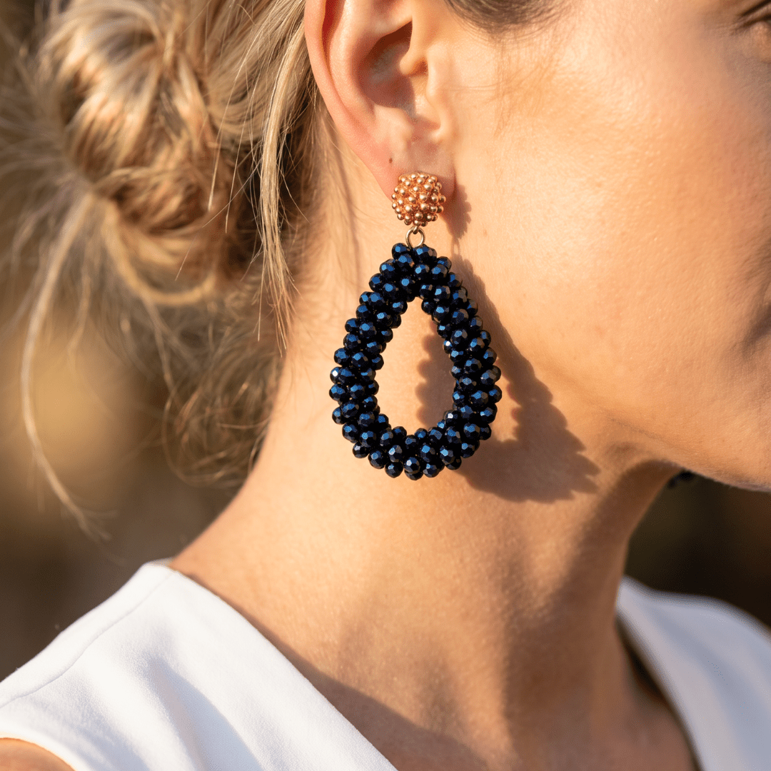 Pizzicato Statement Ohrring Bloom in Midnight Blue in Tropfenform aus facettierten Glasperlen am Model