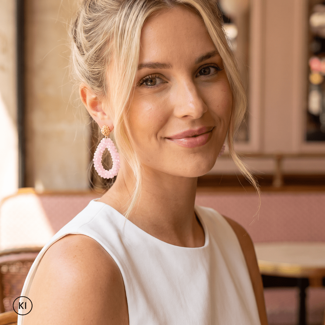 Pizzicato Statement Ohrring in Rose mit Tropfenanhänger facettierter Glasperlen am Model