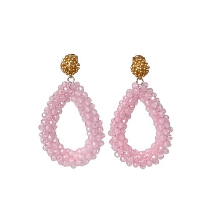 Bloom Rose Stecker-Ohrringe mit goldfarbenem Blütenstecker und ovalem Anhänger in zartem Rosé aus facettierten Glasperlen.