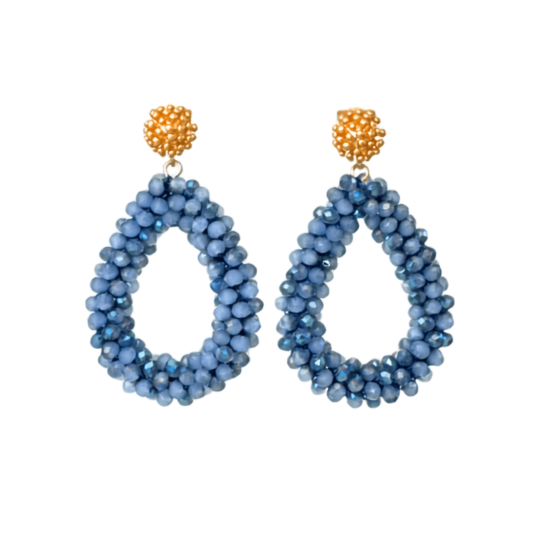 Bloom Sea Blue Ohrring mit goldener Blüte und ovalem Anhänger aus facettierten, hellblauen Perlen.