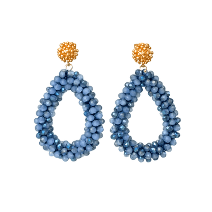 Bloom Sea Blue Ohrring mit goldener Blüte und ovalem Anhänger aus facettierten, hellblauen Perlen.