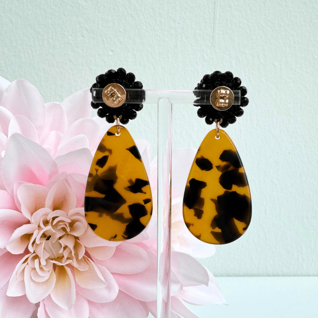 Handmontierte Statement Ohrringe Beaded Leo Noir aus München
