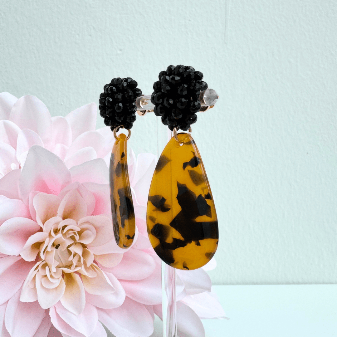 Beaded Leo Noir mit facettiertem Glasperlen-Ohrstecker von Pizzicato
