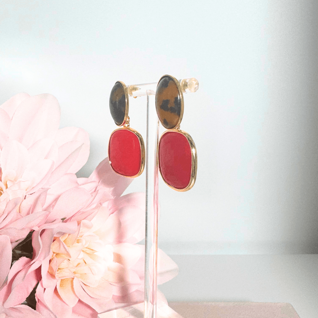 Bella Leo Red mit ovaler Cabochon-Fassung und Katzenauge
