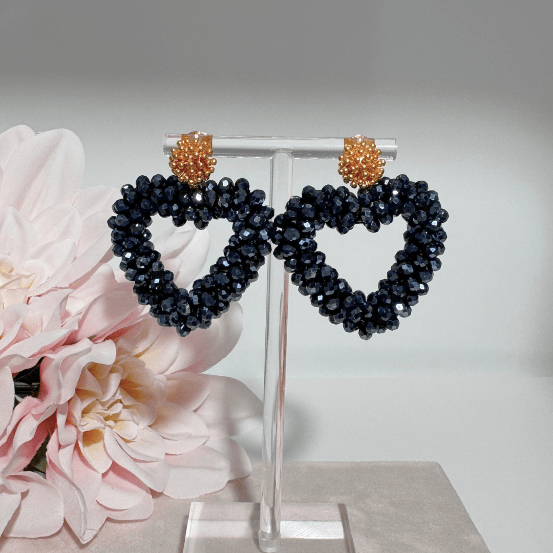 Herzförmige Statement Ohrringe aus facettierten Glasperlen in Midnight Blue
