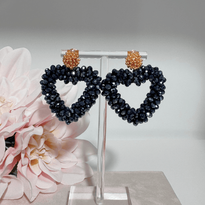 Herzförmige Statement Ohrringe aus facettierten Glasperlen in Midnight Blue
