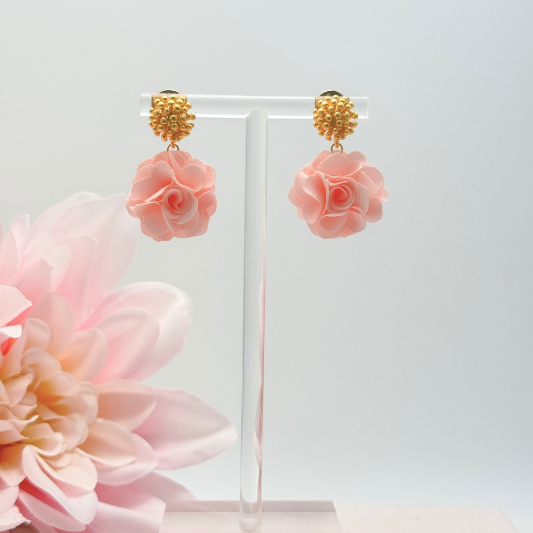 Florale Statement Ohrringe mit rosa Textilblüte
