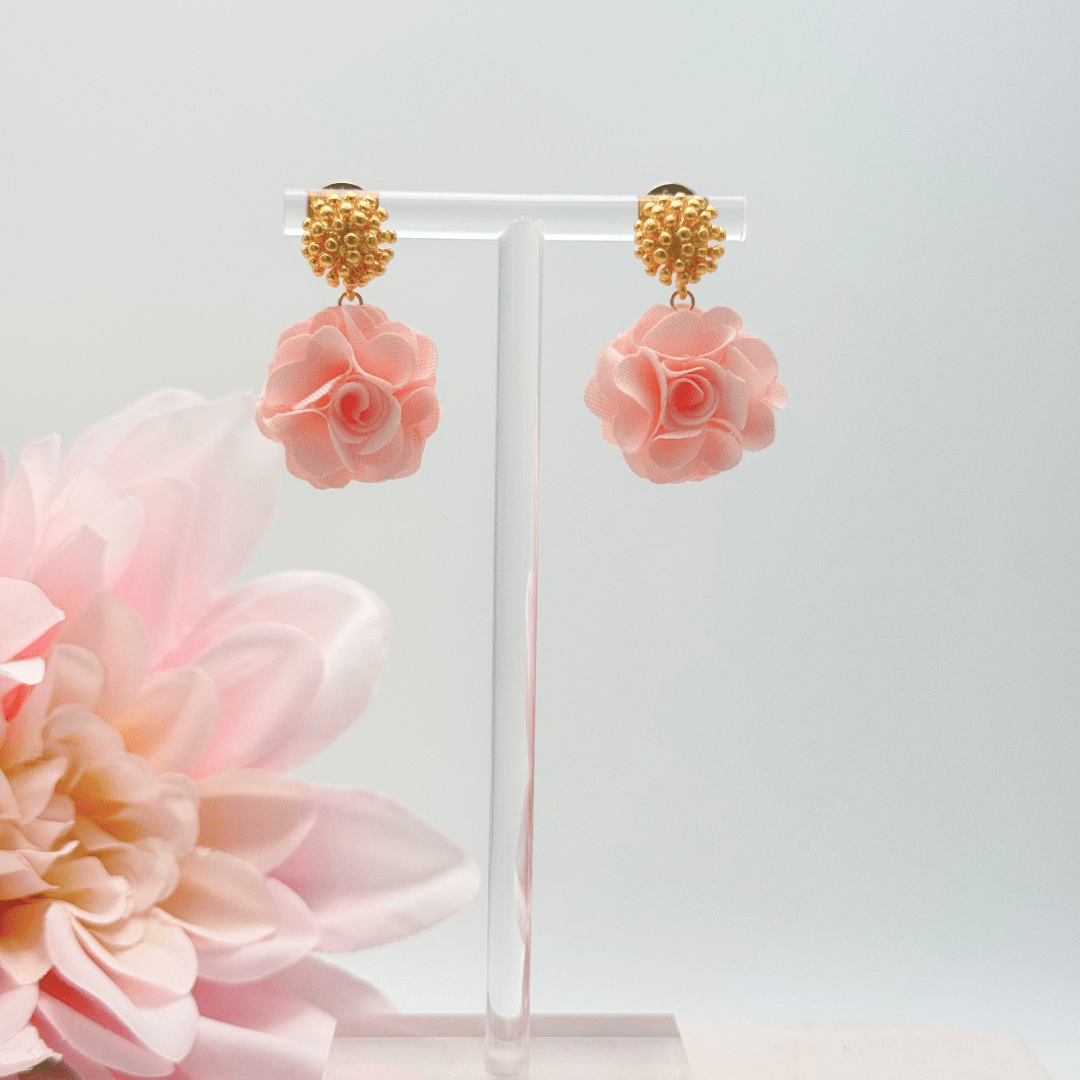 Florale Statement Ohrringe mit rosa Textilblüte

