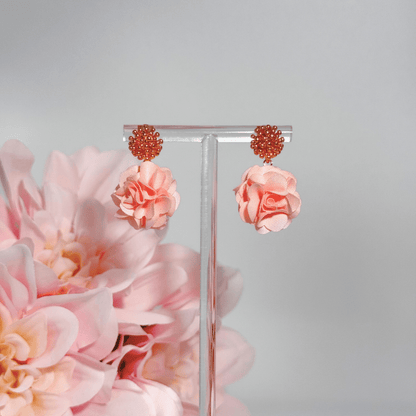 Florale Statement Ohrringe mit rosa Textilblüte
