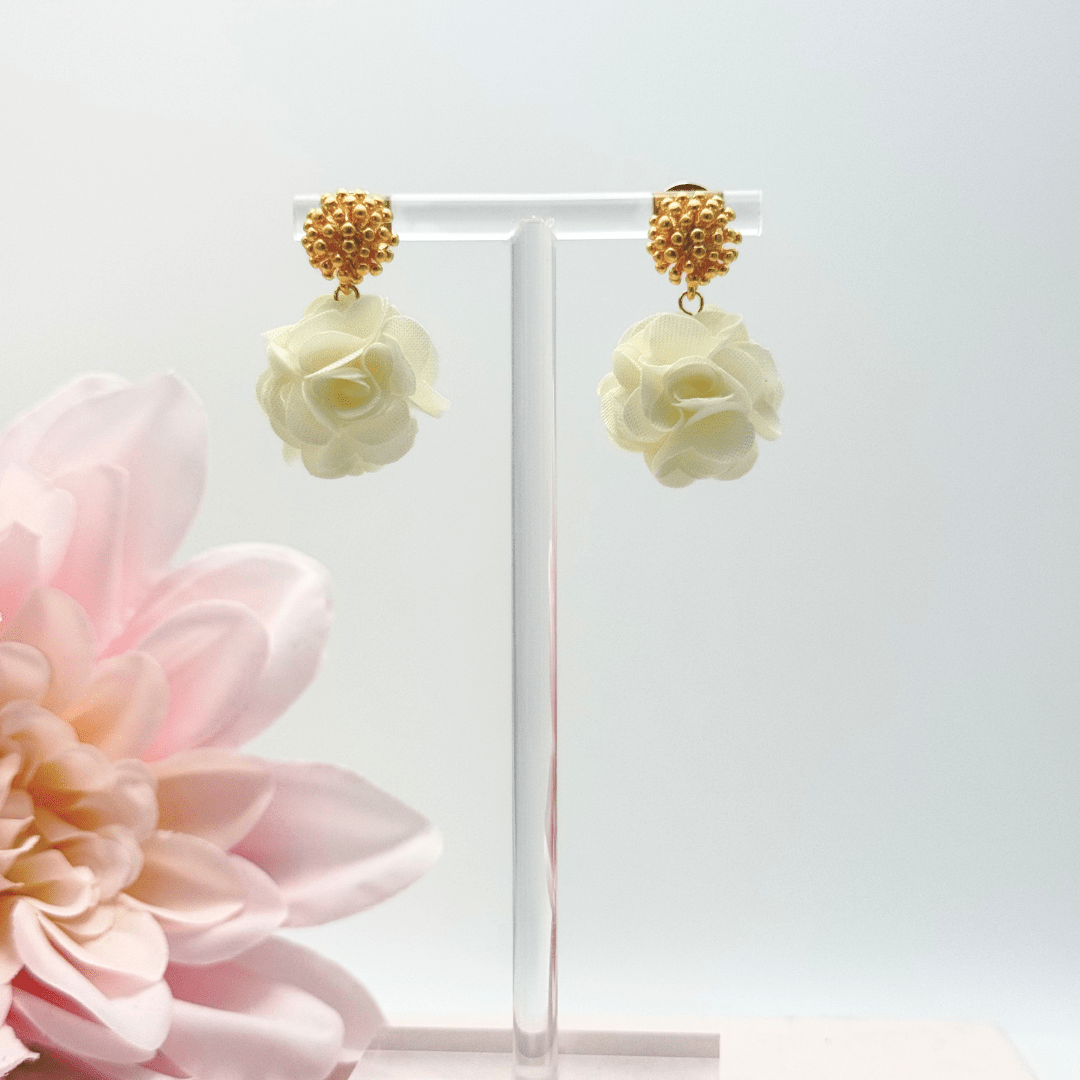 Florale Statement Ohrringe mit cremeweißer Textilblüte
