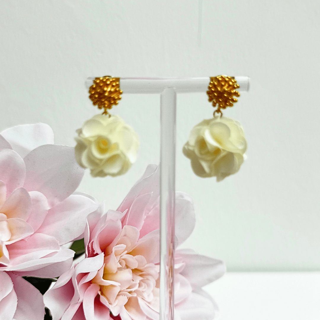 Florale Statement Ohrringe mit cremeweißer Textilblüte
