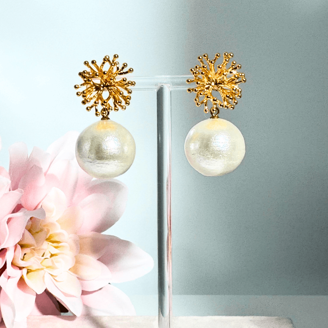 Statement Ohrringe mit großer Baumwollperle und Coralline-Ohrstecker
