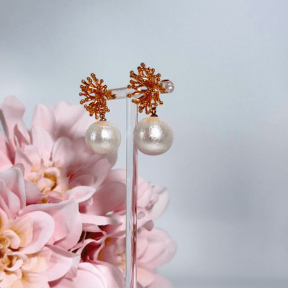Coralline Big Pearl mit großer Baumwollperle und vergoldetem Ohrstecker
