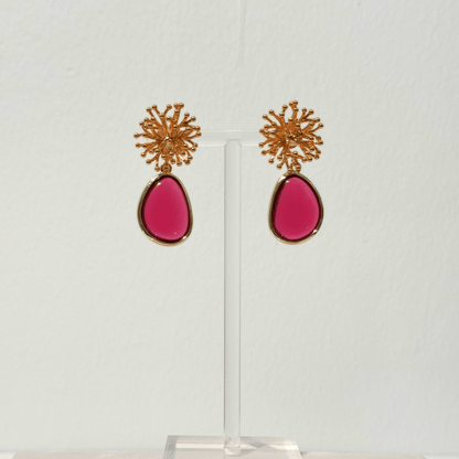 Coralline Fuchsia Ohrringe mit tropfenförmigem Anhänger in Fuchsia
