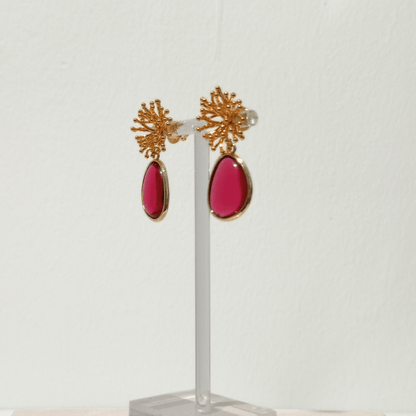 Seitenansicht der Coralline Fuchsia Statement Ohrringe von Pizzicato
