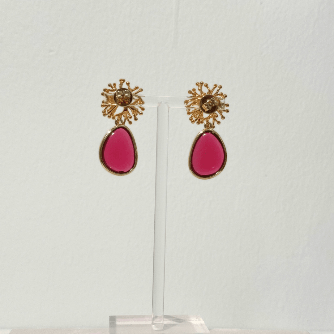 Rückansicht der Coralline Fuchsia Ohrringe mit goldenem Stecker
