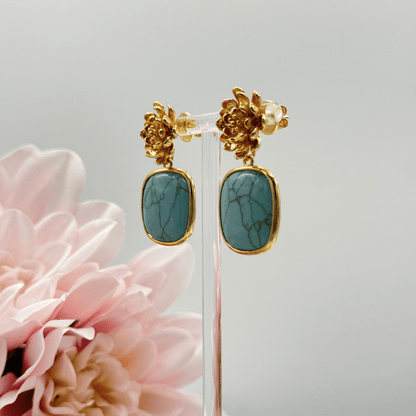 Florale Statement Ohrringe mit Magnesit in goldfarbener Fassung
