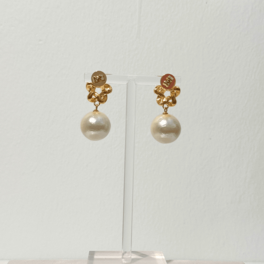 Rückansicht der Eternity Champagne Pearl Ohrringe von Pizzicato
