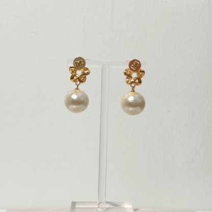 Rückansicht der Eternity Champagne Pearl Ohrringe von Pizzicato
