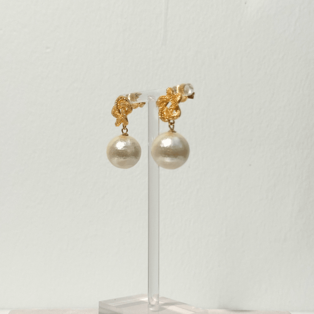 Seitenansicht der Eternity Champagne Pearl Ohrringe mit 16 mm Baumwollperle
